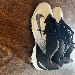 Kids size 3.5 baseball cleats